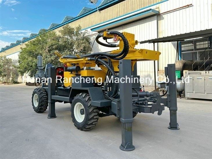 Yüksek verimli dört tekerlekli römork monte edilmiş boru deliği delme makinesi 220m Derinlik Güçlü 65KW motor