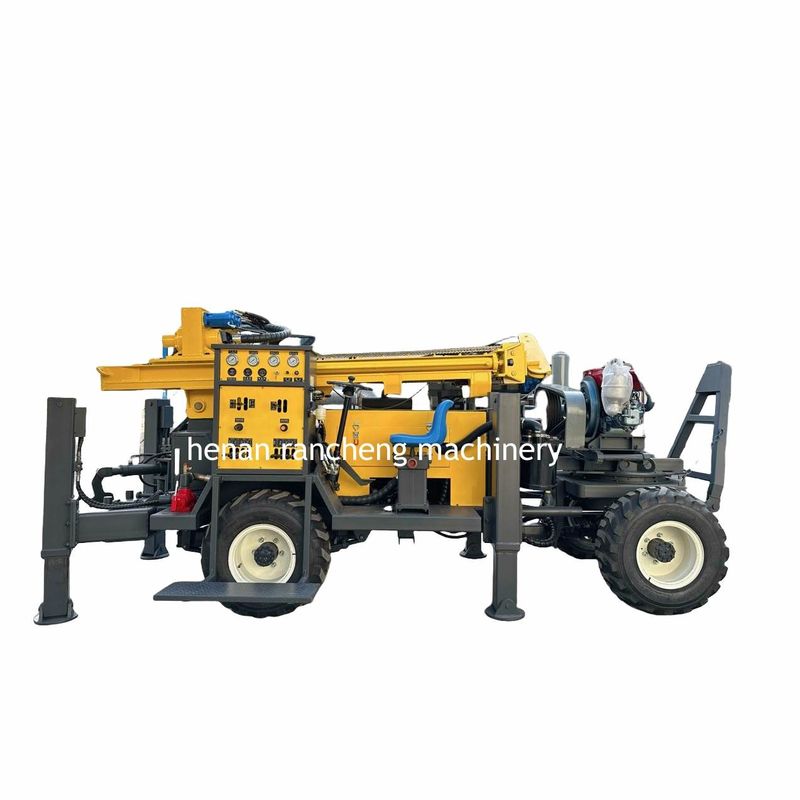 Yüksek verimli dört tekerlekli römork monte edilmiş boru deliği delme makinesi 220m Derinlik Güçlü 65KW motor