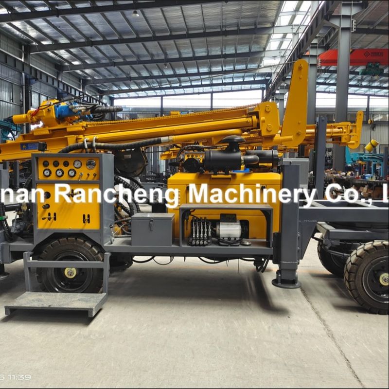 220m 65KW Quanchai Motoru Tekerlekli 13T kaldırma kuvveti ile Su Kuyuları Kuyruklama Rig