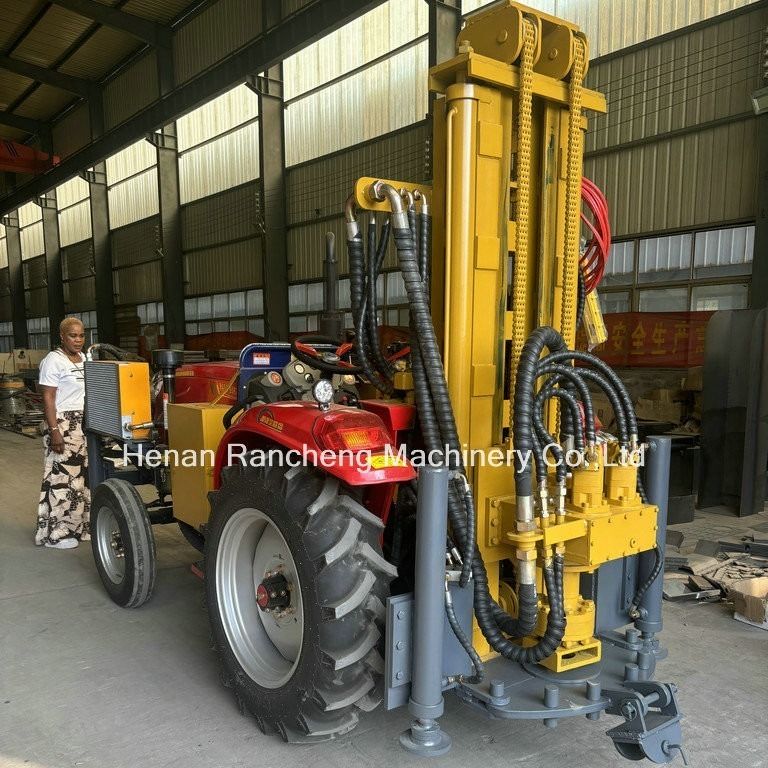 Trakörle monte edilmiş büyük su delisi delme teçhizatı 300 metre derinlikte delme yapabilmektedir