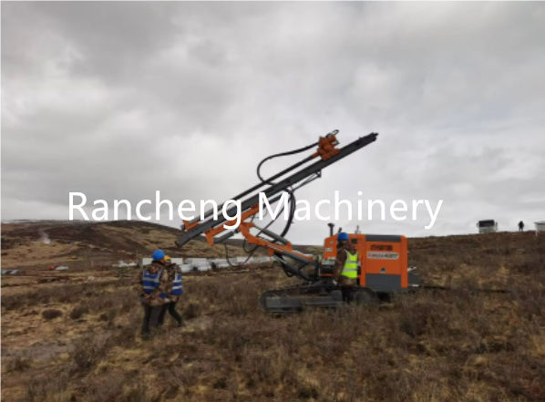 Açık Ocak Madenciliği İçin Hidrolik Yüzey Delme (DTH) Sondaj Makinesi