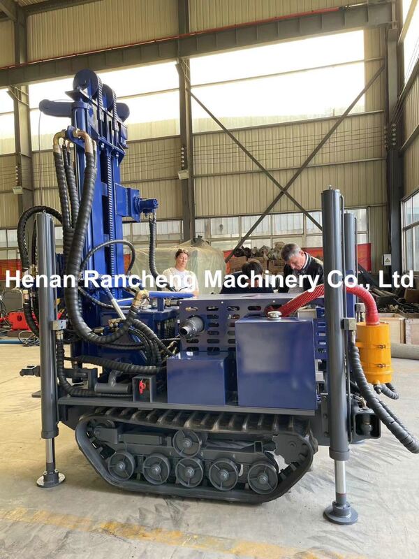 180 metre derinlikte su kuyusu sondaj makinesi 77.3KW Motor Crawler Su kuyusu sondaj aracı